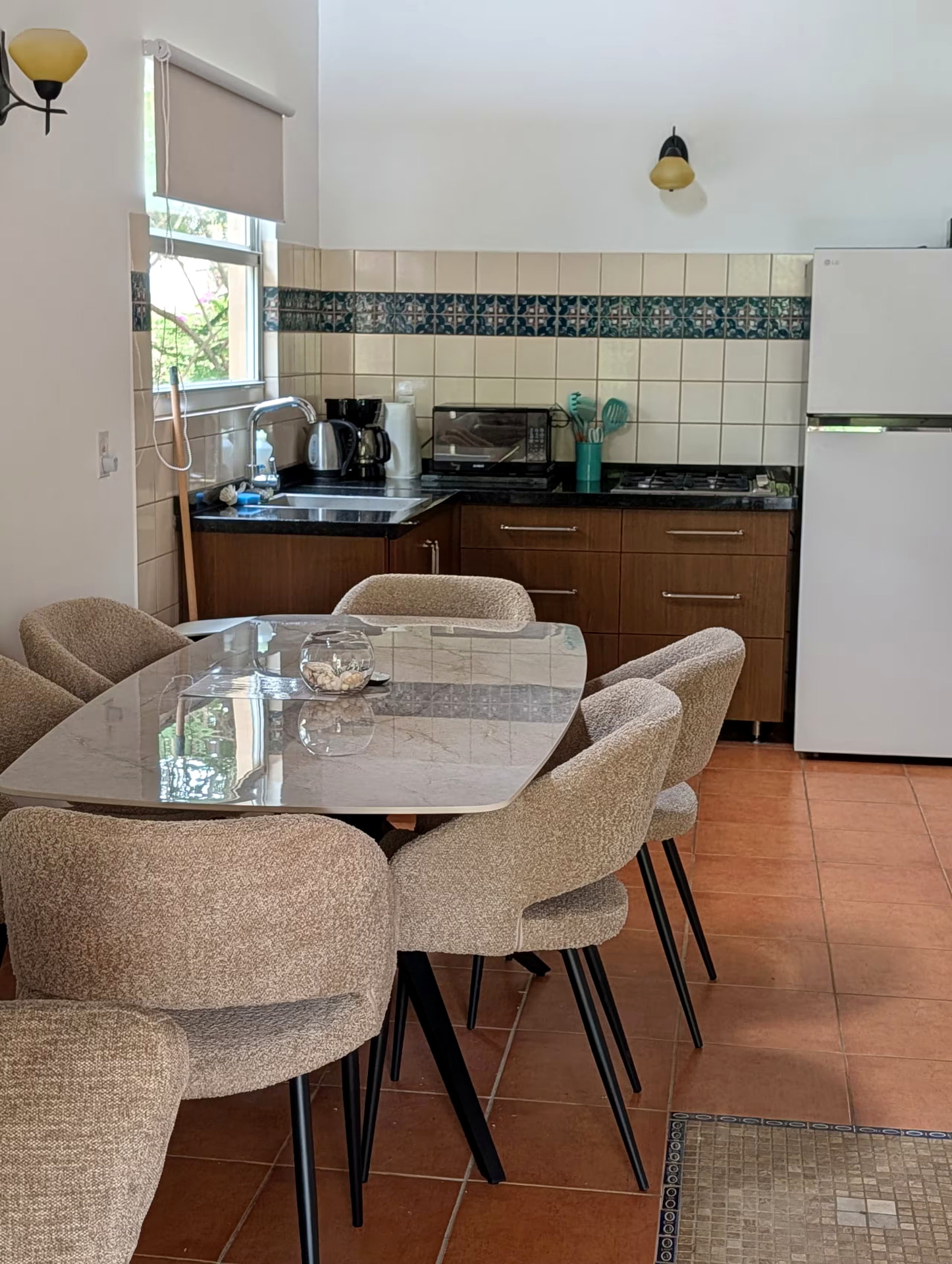 Fully equipped kitchen with refrigerator, cooktop and dining table